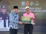 Plt Gubernur Bengkulu, Rosjosnyah menyerahkan hadiah kepada salah seorang atlet golf yang menjadi juara pada tournament golf HUT Bengkulu ke-56 tahun 2024, Sabtu 7 November 2024.(Foto-Humas Pemprov Bengkulu)