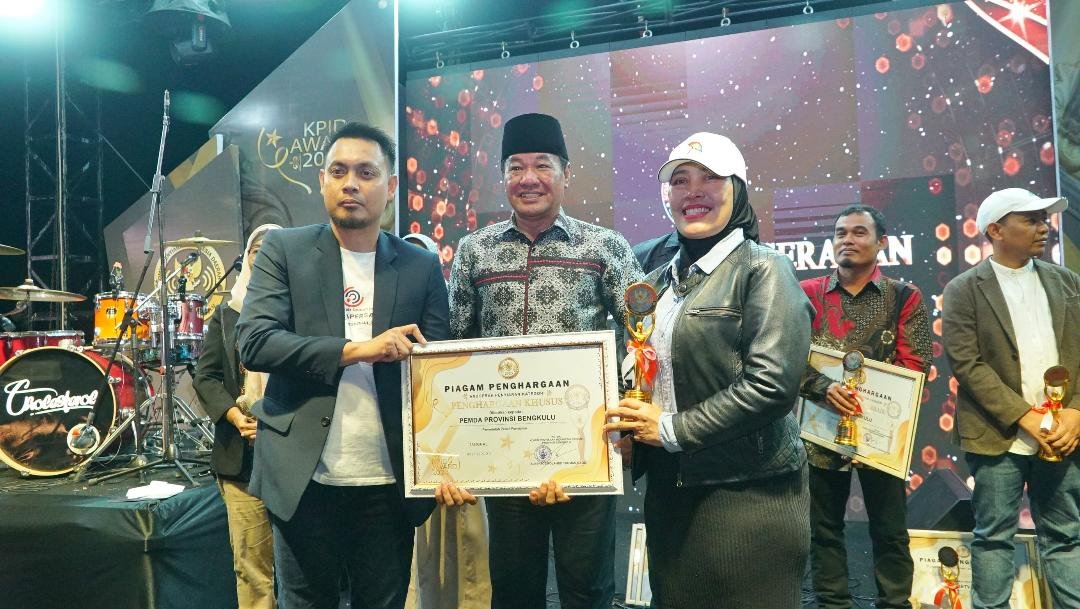 Plt Gubernur Bengkulu, Rosjosyah menyerahkan hadiah kepada salah satu lembaga penyiar terbaik di Bengkulu pada malam Award KIPD Bengkulu tahun 2024, Minggu 8 Desember 2024.(Foto-Humas Pemprov Bengkulu)