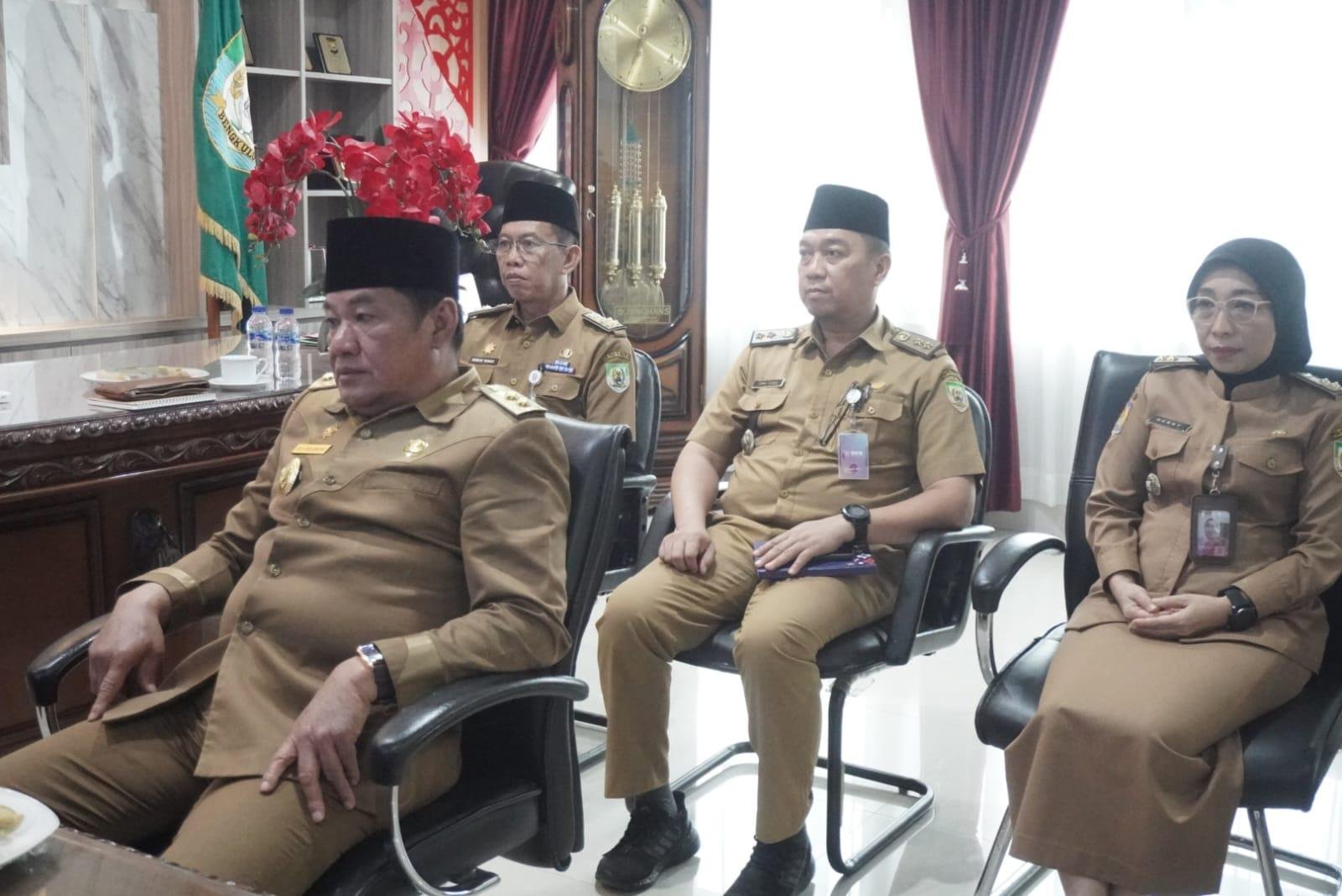 Plt Gubernur Bengkulu, Rosjonsyah mengikuti puncak Hakordia tahun 2024 secara daring di ruang kerja wakil gubernur Bengkulu, Senin 9 Desember 2024.(Foto-Humas Pemprov Bengkulu)