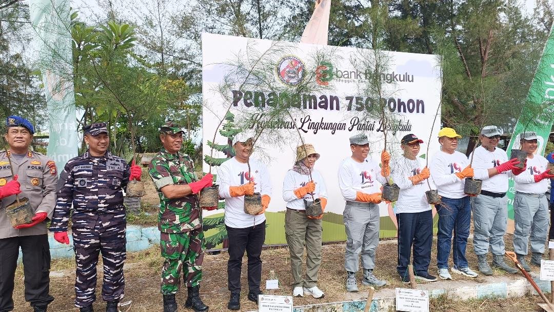 Bakamla RI bersama instansi terkait di Bengkulu melakukan penanaman pohon di kawasan Pantai Bengkulu dalam rangka HUT Bakamla tahun 2024, Senin 9 Desember 2024.(Foto-Harapanbaru.news/FIR)