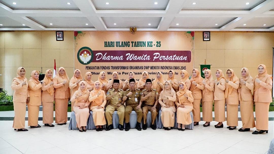 DWP Bengkulu Asisten III Pemprov Bengkulu foto bersama dalam rangka memperingati Dharma Wanita Provinsi (DWP) Bengkulu, Selasa 10 Desember 2024.(Foto-Humas Pemprov Bengkulu)