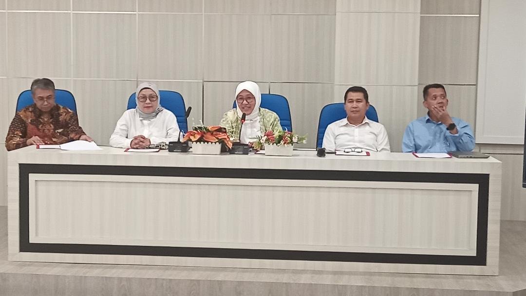 Jumpa Pers Unib Rektor Universitas Bengkulu, Retno Agustina Ekawati ketiga (dari kiri) dan didampingi empat wakil rektor saat menggelar press conference capaian Unib tahun 2024, bertempat di gedung Rektorat Unib, Rabu 11 Desember 2025.(Foto Harapan Baru.News/Usmin)