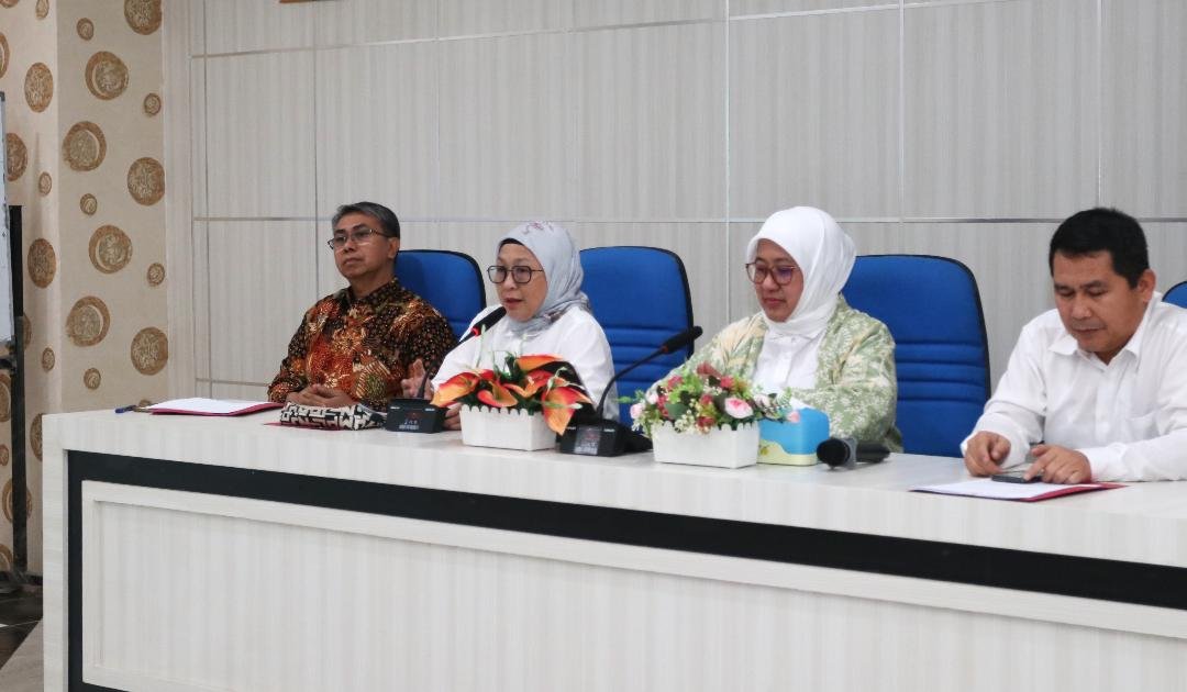 Rektor Universitas Bengkulu, Retno Agustina Ekaputri didampingi empat waki rektor memberikan keterangan pers hasil capaian Unib tahun 2024 kepada sejumlah wartawan, di Bengkulu, Rabu 11 Desember 2024.(Foto-Humas Unib)