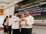 Kepala Dinas Perpustakaan dan Kearsipan Daerah Provinsi Bengkulu, Meri Sasdi menyerahkan piagam lomba pusda di lingkup Pemprov Bengkulu dalam rangka meningkatkan literasi ASN, Rabu 11 Desember 2024.(Foto-AMG)
