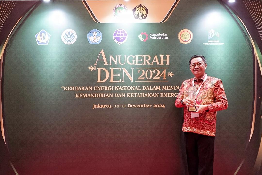 Asisten II Pemprov Bengkulu menerima penghargaaan Bengkulu juara pertama anugra Dewan Energi Nasional dibidang pengelolaan energi keterbarukan tahun 2024, di Jakarta, Rabu 10 Desember 2024.(Foto-Humas Pemprov Bengkulu)