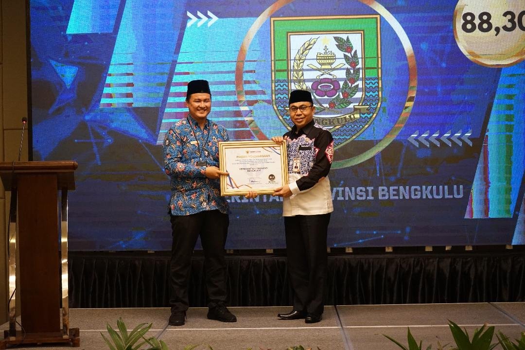 Pemprov Bengkulu diwakili Asisten I, Khairil Anwar menerima penghargaan dari Ombudsman RI atas keberhasilan meningkatkan pelayanan publik kepada masyarakat daerah ini, Kamis 12 Desember 2024.(Foto-Humas Pemprov Bengkulu)