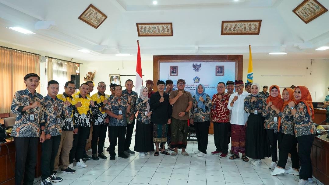 Rombongan Diskominfotik Bengkulu foto bersama dengan pejabat dan ASN Diskominfotik Provinsi Bali saat mereka melakukan kunker ke dinas tersebut, Kamis 12 Desember 2024.(Foto-Humas Pemprov Bengkulu)