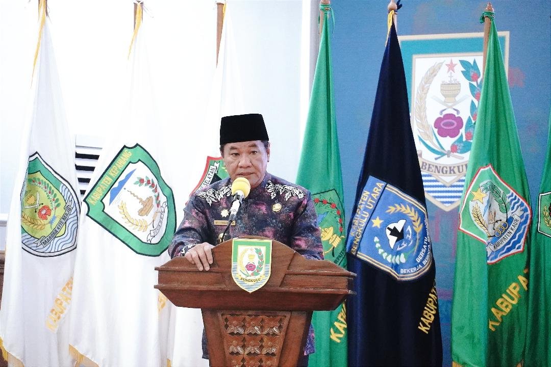 Serahkan DIPA dan TKD 2025 Plt Gubernur Bengkulu, Rosjonsyah memberikan pengarahan pada acara penyerahan DIPA dan TKD tahun anggaran 2024 kepada pemkab dan pemkot di Bengkulu, Jumat 13 Desember 2024.(Foto-Humas Pemprov Bengkulu)