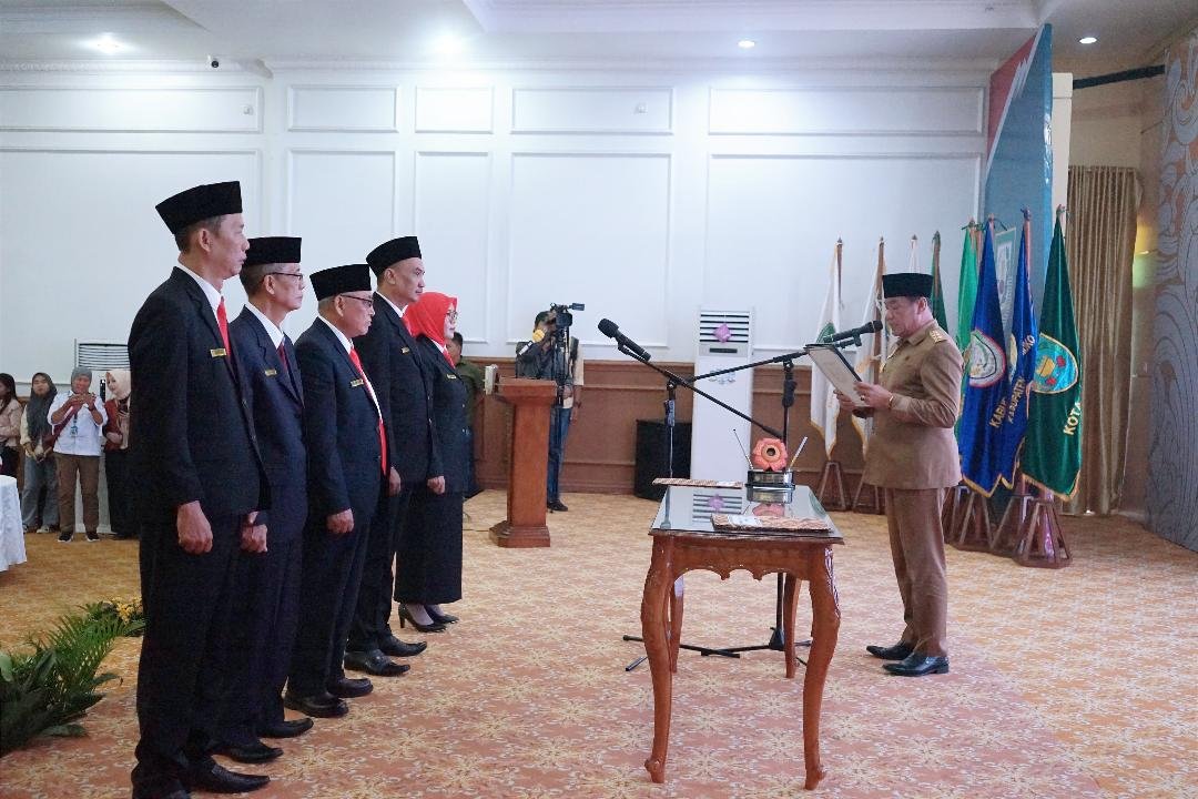 Plt Gubernur Bengkulu, Rosjonsyah melantik 5 anggota KIP Bengkulu masih bakti 2024-2028 di Balai Raya Semarak, Bengkulu, Senin 16 Desember 2024.(Foto-Humas Pemprov Bengkulu)