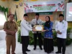 Plt Gubernur Bengkulu, Rosjonsyah menyerahkan surat hibah tanah pemprov kepada Kepala Kantor Kemenang Kabupaten Kepahiang untul lokasi pembangunan gedung layanan haji dan umroh terpadu, Selasa 17 Desembee 2024.(Foto-Humas Pemprov Bengkulu)