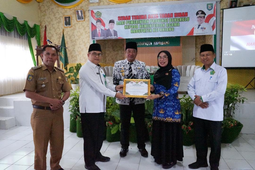 Plt Gubernur Bengkulu, Rosjonsyah menyerahkan surat hibah tanah pemprov kepada Kepala Kantor Kemenang Kabupaten Kepahiang untul lokasi pembangunan gedung layanan haji dan umroh terpadu, Selasa 17 Desembee 2024.(Foto-Humas Pemprov Bengkulu)