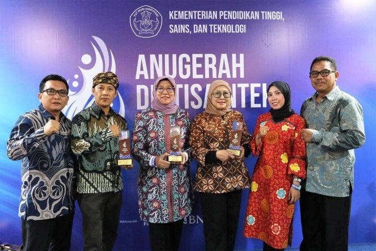 Penghargaan Unib Rektor Universitas Bengkulu, Reton Agustina Ekaputri dan Warek II Bidang Sumber Daya, Yefriza foto bersama usai menerima penghargaan tingkat nasional dari Kemendiktisaintek di Jakarta, pekan ini.(Foto-Humas Unib)