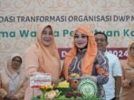 HUT DWP Kota Bengkulu Ketua DWP Bengkulu, Anita Rosjonsyah menyerahkan potong tumpeng kepada pengurus DWP Kota Bengkulu dalam memperingati organisasi istri ASN ke-25, di Pendopo Merah Putih, Rabu 18 Desember 2024.(Foto-Humas Pemprov Bengkulu)