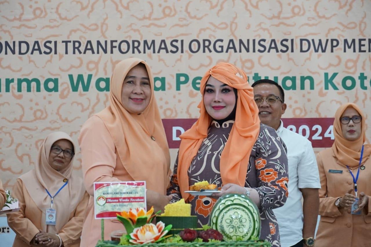 HUT DWP Kota Bengkulu Ketua DWP Bengkulu, Anita Rosjonsyah menyerahkan potong tumpeng kepada pengurus DWP Kota Bengkulu dalam memperingati organisasi istri ASN ke-25, di Pendopo Merah Putih, Rabu 18 Desember 2024.(Foto-Humas Pemprov Bengkulu)