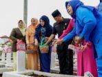 Ketua BKOW Bengkulu, Anita Ardiani Rosjonsyah didampingi anggota dan Kepala Dinas P3APPKB Bengkulu, Yulian Hidayat ziarah ke Taman Makan Pahlawan Balai Buntar pada Peringatan Hari Ibu (HPI) ke-96 tahun 2024, 19 Desember 2024.(Foto-Humas Pemprov Bengkulu)