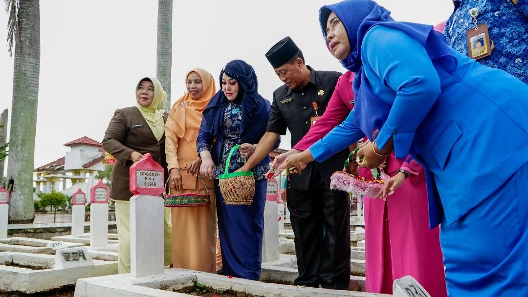 Ketua BKOW Bengkulu, Anita Ardiani Rosjonsyah didampingi anggota dan Kepala Dinas P3APPKB Bengkulu, Yulian Hidayat ziarah ke Taman Makan Pahlawan Balai Buntar pada Peringatan Hari Ibu (HPI) ke-96 tahun 2024, 19 Desember 2024.(Foto-Humas Pemprov Bengkulu)