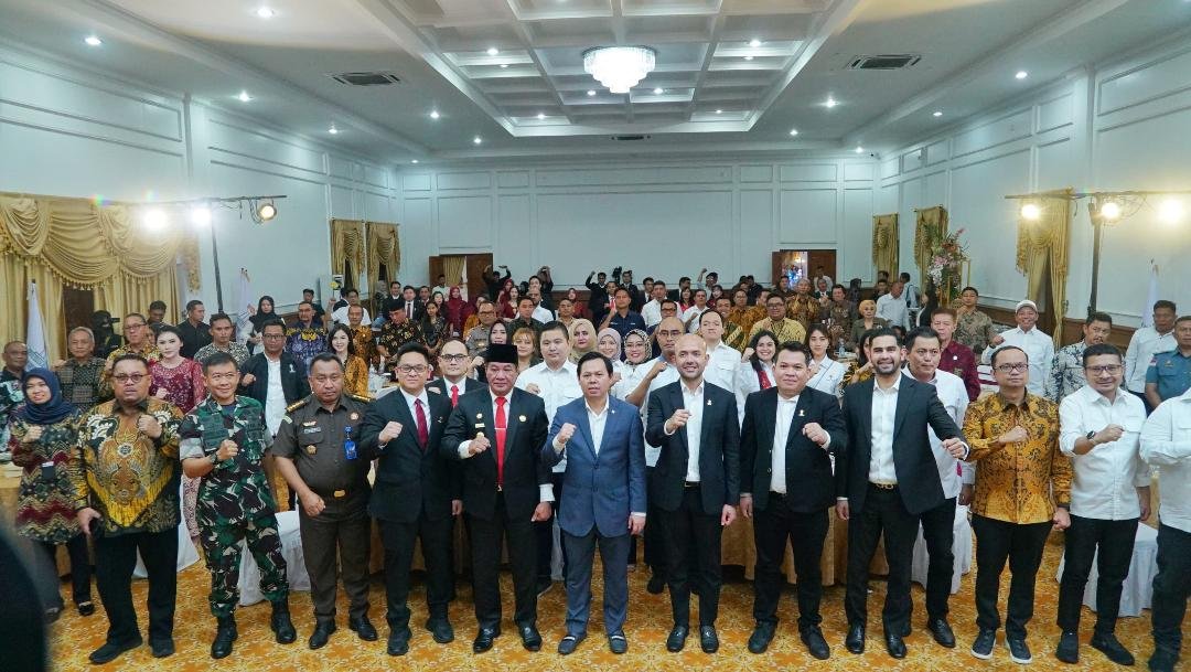 DPD HIPMI Bengkulu Plt Gubernur Bengkulu, Rosjosnyah dan Ketua DPR-RI, Sultan Baktiar Najamudin dan Ketua HIPMi Pusat foto bersama usai melantik pengurus DPD HIPmi Bengkulu, Kamis 19 Desember 2024.(Foto-Humas Pemprov Bengkulu)