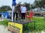 Pj Walli Kota Bengkulu tinjau Pantai Pj Wali Kota Bengkulu, Arif Gunadi bersama Kapolresta Bengkulu, Kombel Dedy Nata meneropong melihat ombak Pantai Panjang dari kejauhan saat meninjau objek wisata ini, Senin 23 Desember 2024.(Foto/Istimewa)