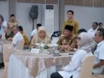 Kepala DLHK Bengkulu dan Plt Gubernur Bengkulu, Rosjonsyah saat menghadiri acara pembukaan Kick Off Program RBP REDD+ For Result Period 2014-2016 Green Climate Fund, Senin 23 Desember 2024.(Foto-Humas Pemprov Bengkulu)