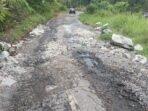 Jalan Rusak di Tambang Sawek Jalan provinsi di Desa Tambang Sawek, Kecamatan Pinang Belapis, Lebong, masih rusak, sehingga arus lalu lintas kendaraan di daerah ini tidak berjalan lancar.(Foto-Dokumen)