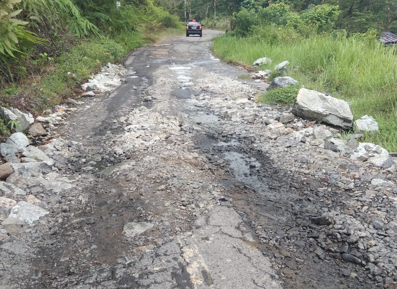 Jalan provinsi di Desa Tambang Sawek, Kecamatan Pinang Belapis, Lebong, masih rusak, sehingga arus lalu lintas kendaraan di daerah ini tidak berjalan lancar.(Foto-Dokumen)