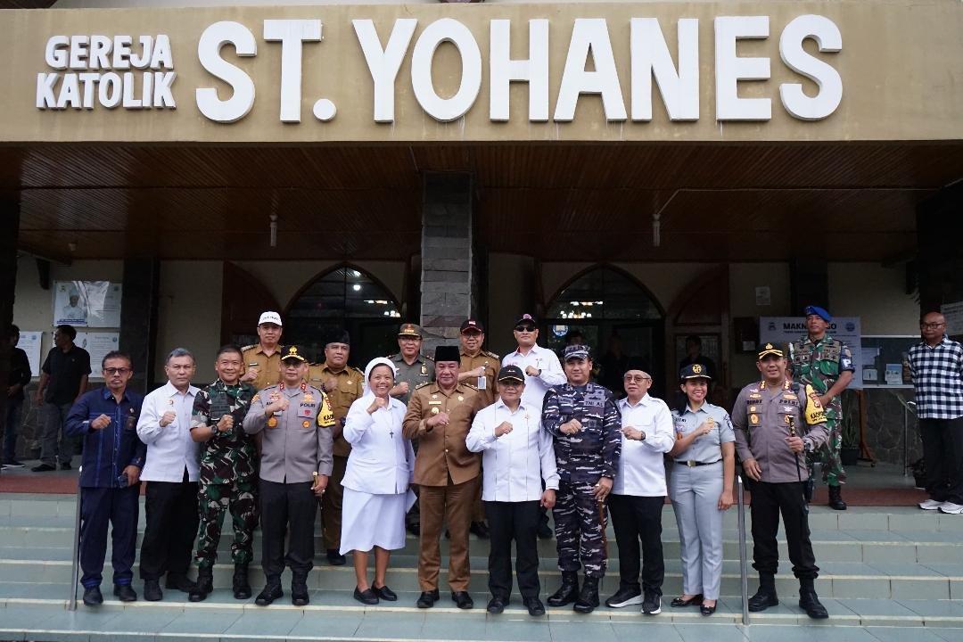 Plt Gubernur Bengkulu, Kapolda Irjen Pol Anwar dan Forkopimda dan instansi terkait kunjungi gereja Katolik ST Yones pastikan perayaan Natal dan Tahun Baru 2025.(Foto-Humas Pemprov Bengkulu)