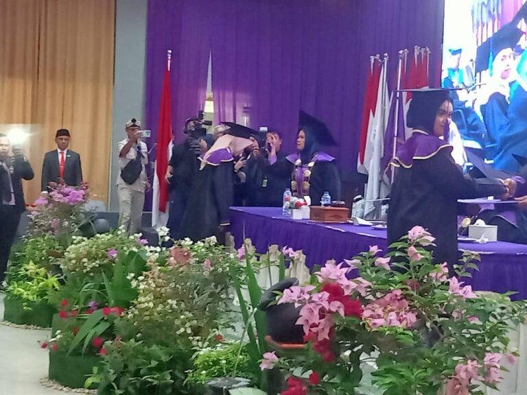 Sarjana S1 STIA Bengkulu Diwisuda Ratusan sarjana strata satu (S1) STIA Bengkulu diwisuda, Selasa 24 Desember 2024.(Foto/Istimewa)
