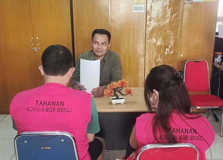 Dua Tersanggka Ditahan Kejari Bengkulu Dua tersangka kasus tindak pidana perdagangan orang (TPPO) ditahan Kejari Bengkulu setelah menerima pelimpahan berkas perkara dari penyidik Polda Bengkulu, Selasa 24 Desember 2024.(Foto-Ist)