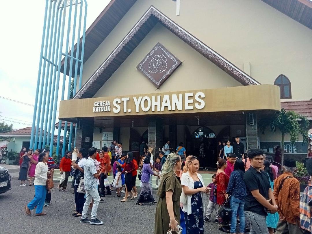 Umat Katolik di Bengkulu mendatangi Gereja ST Yohanes untuk mengikuti ibadah Natal, Rabu 25 Desember 2024.(Foto-Istimewa)