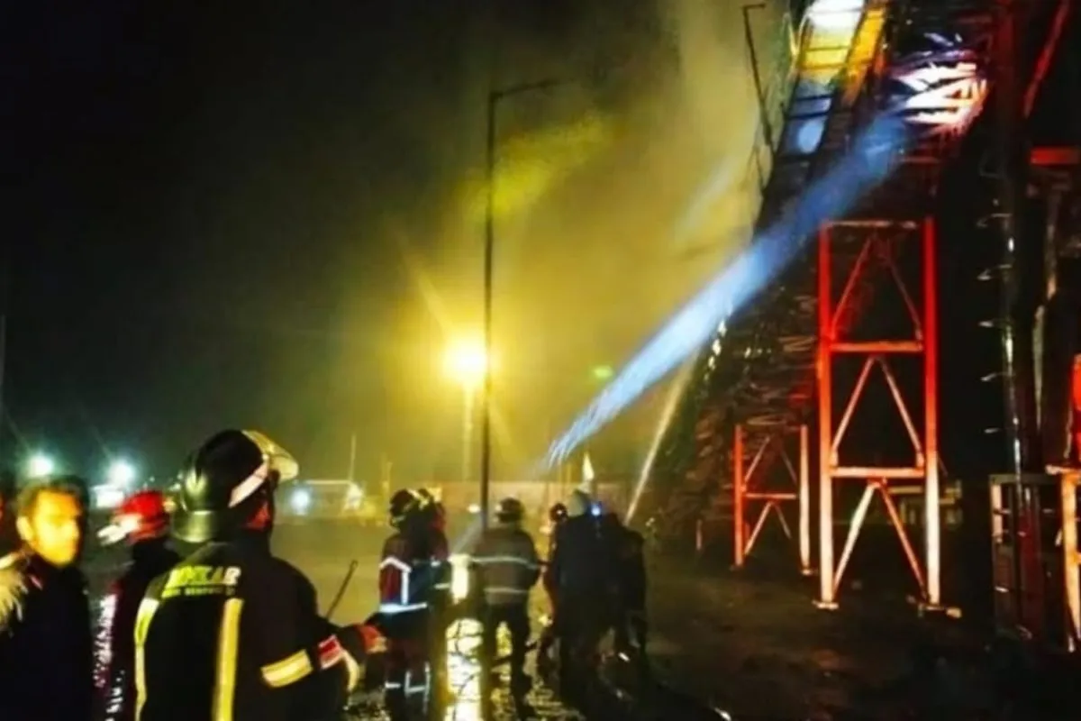 Conveyor Terbakar Petugas memadamkan kobaran api yang membakar alat bongkar muat barang atau Conveyor milik PT Pelindo Regional II Bengkulu, Selasa 24 Desember 2024.(Foto-Istimewa)