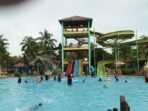 waterpark Wahana Surya Objek wisata waterpark Wahana Surya di Kecamatan Pondok Kelapa, Bengkulu Tengah, ramai dikunjungi warga saat libur Natal, Kamis 26 Desember 2024.(Foto HBN-Usmin)