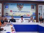 Plt Gubernur Bengkulu, Rosjonsyah (tengah) didampingi Ketua DPRD Bengkulu, Sumardi (paling kiri) dan Kapolda Bengkulu, Irjen Pol Anwar memimpin rapat di kantor Pelindo Regional II Bengkulu membahas pendangkalan alur pelabuhan Pulau Baai, Jumat 27 Desember 2024.(Foto-Humas Pemprov Bengkulu)