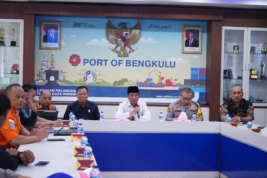 Rapt Bahas Pelabuhan Baai Dangkal Plt Gubernur Bengkulu, Rosjonsyah (tengah) didampingi Ketua DPRD Bengkulu, Sumardi (paling kiri) dan Kapolda Bengkulu, Irjen Pol Anwar memimpin rapat di kantor Pelindo Regional II Bengkulu membahas pendangkalan alur pelabuhan Pulau Baai, Jumat 27 Desember 2024.(Foto-Humas Pemprov Bengkulu)