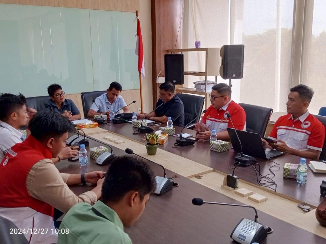 Heraring Pimpinan DPRD Bengkulu921 Pengurus DPP HPMPI Pusat melakukan hearing dengan Pimpinan DPRD Provinsi Bengkulu terkait usulan penurunan pajak bahan bakar kendaraan bermotor di Bengkulu, Jumat 27 Desember 2024.(Foto-Dani BM)