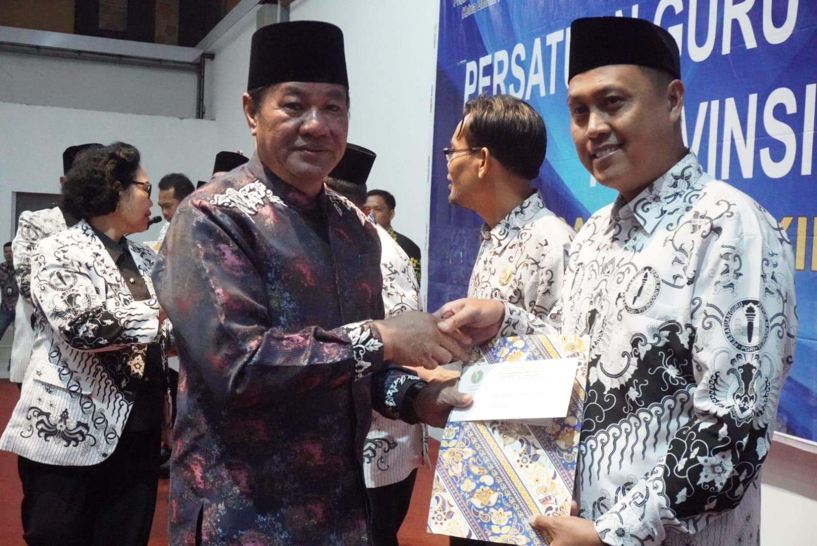 Konferensi PGRI Bengkulu Plt Gubernur Bengkulu, Rosjosnyah saat menghadiri Konferenci PGRI XXIII tahun 2024 untuk memilih Ketua PGRI Bengkulu masa bakti 2024-2029, Sabtu 28 Desember 2024.(Foto-Humas Pemprov Bengkulu)