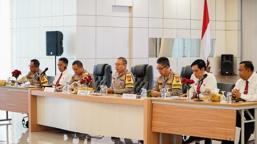 Kapalda Bengkulu Irjen Pol Anwar Kapolda Bengkulu, Irjen Pol Awar didampingi pejabat utama memberikan keterang pers akhir tahun di Mapolda Bengkulu, Senin 30 Desember 2024.(Foto HB/Usmin)