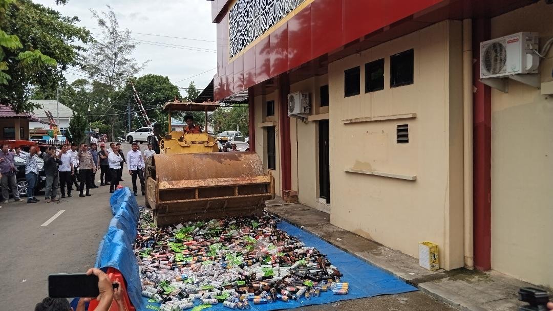 Polda Bengkulu dimusnakan ribuan botol miras dari berbagai merek hasil Operasi Pekat Nala II tahun 2024 di wilayah hukum polda setempat, Senin 30 Desember 2024.(Foto HB-Usmin)