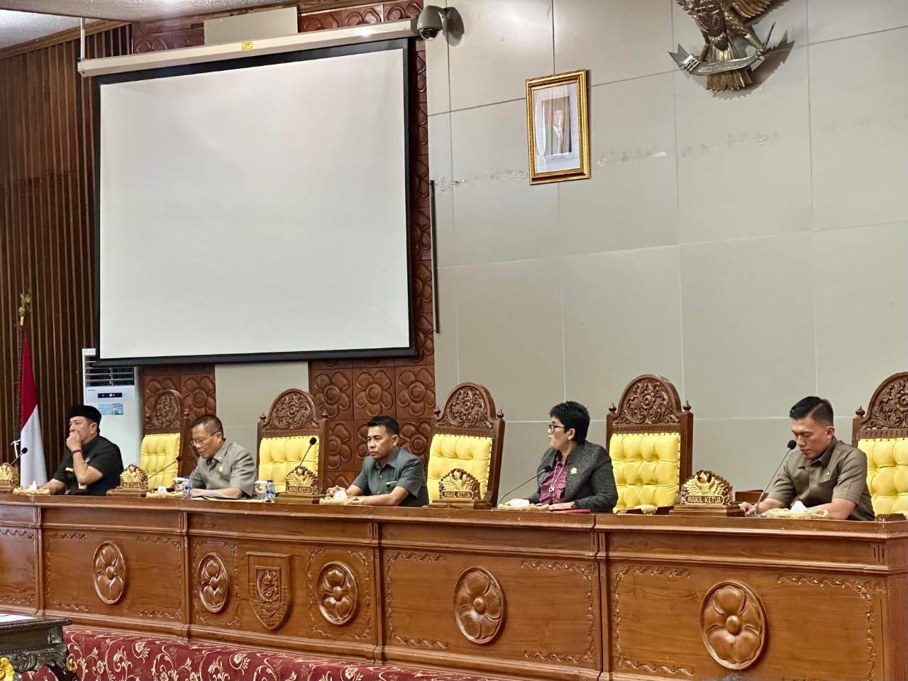 Rapat paripurna DPRD menetapkan pasangan Helmi Hasan-Mian sebagai gubernur dan wagub Bengkulu terpilih masa bakti 2025-2030, Selasa 14 Januari 2025.(Foto-Humas Pemprov Bengkulu)