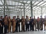 Bupati Bengkulu Selatan, Gusnan Mulyadi bersama pihak terkait meninjau progres pembangunan pasar modern di Manna.(Foto-MC Pemkab Bengkulu Selatan)