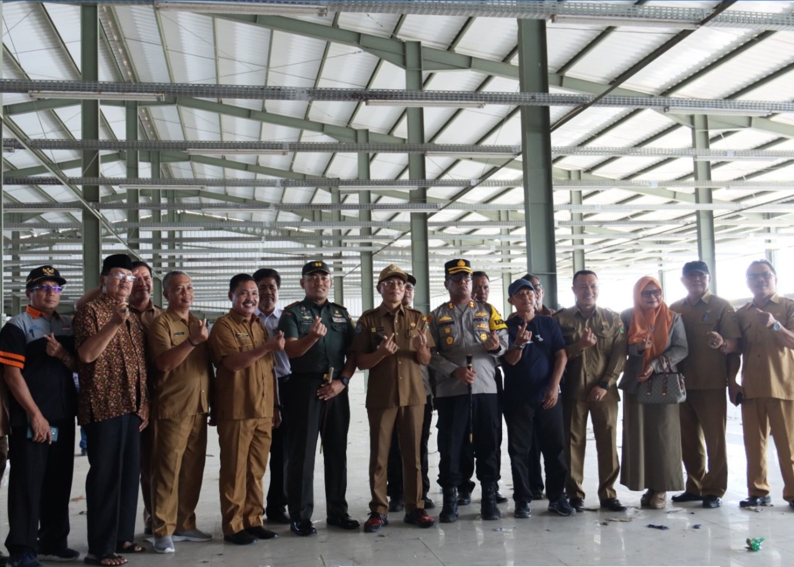 Bupati Bengkulu Selatan, Gusnan Mulyadi bersama pihak terkait meninjau progres pembangunan pasar modern di Manna.(Foto-MC Pemkab Bengkulu Selatan)