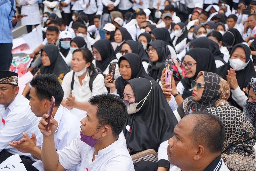 Honorer Demo Kantor Gubernur Bengkulu Ribuan tenaga honorer di Bengkulu melakukan aksi demo di kantor Gubernur Bengkulu mempertanyakan kejelasan nasib dan status, Rabu 15 Desember 2025.(Foto/Istimewa)