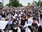 Honorer Demo Tuntuk PPPK Ribuan Honorer se- Provinsi Bengkulu melakukan aksi demo di kantor Gubernur Bengkulu, menuntut diangkat jadi PPPK penuh waktu, Rabu 15 Januari 2025.(Foto-Istimewa)
