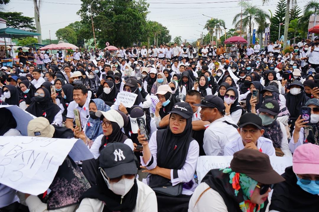 Ribuan Honorer se- Provinsi Bengkulu melakukan aksi demo di kantor Gubernur Bengkulu, menuntut diangkat jadi PPPK penuh waktu, Rabu 15 Januari 2025.(Foto-Istimewa)