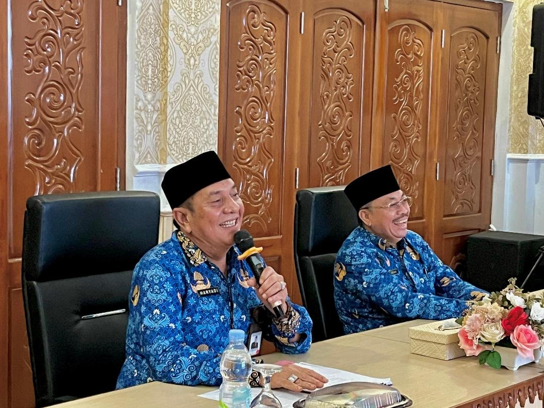 Pj Sekdaprov Bengkulu, Haryadi (kiri) pimpin rapat kordinasi penerapan transformasi digital di lingkup Pemprov Bengkulu.(Foto/Ist)