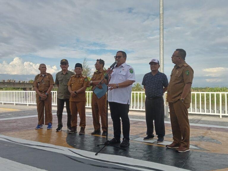 Destinsi Wisata Kota Tuo Penjabat Wali Kota Bengkulu, Arief Gunadi didampingi Plt Sekda, Eko Agusriyanto saat memberikan sambutan saat meresmikan destinasi wisata Kota Tuo Pasar Bengkulu, Rabu 31 Desember 2024.(Foto-Istimewa)