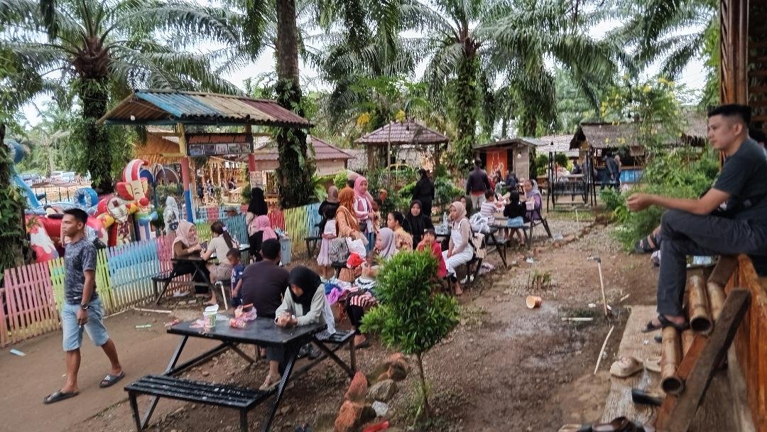 Objek wisata Dikunjungi Warga Tahun Baru 2025 Salah satu objek wisata di Kota Bengkulu ramai dikunjungi warga saat libur Tahun Baru 2025, Rabu 1 Januari 2025.(Foto HB/Usmin)