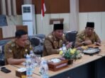 Plt Gubernur Bengkulu, Rosjonsyah (tengah) meminpin rapat tarkit penuruan tarif PKB dan BBNKB tahun 2025, Senin 6 Desember 2025.(Foto-Humas Pemprov Bengkulu)