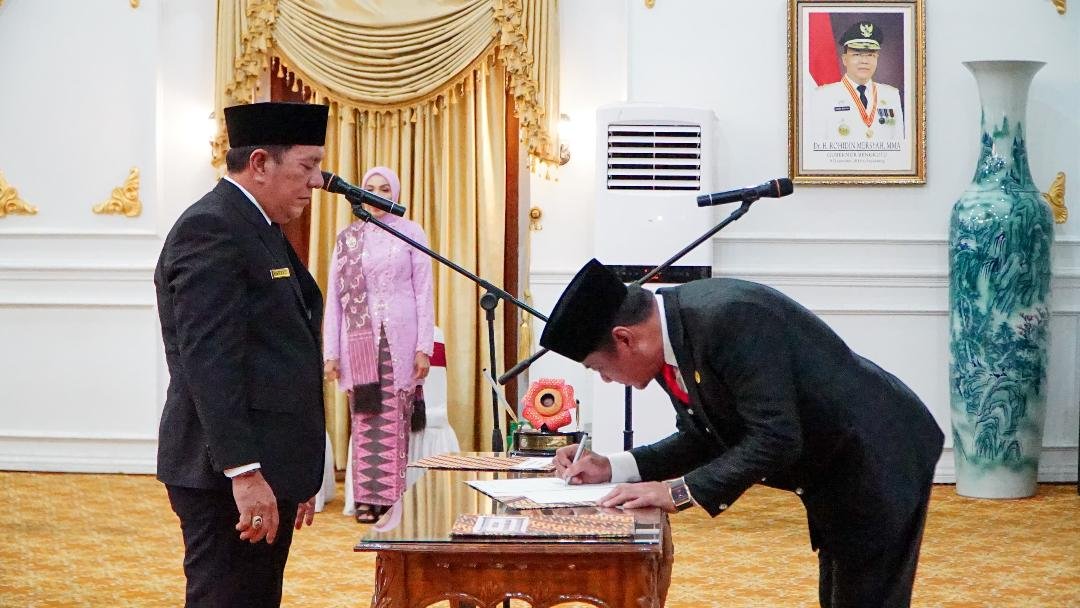 Pj Sekdaprov Bengkulu Plt Gubernur Bengkulu, Rosjonsyah menandatangi berita acara pelantikan Haryadi sebagai Pj Sekda Bengkulu menggantikan Isnan Fajri, Senin 6 Desember 2024.(Foto-Humas Pemprov Bengkulu)