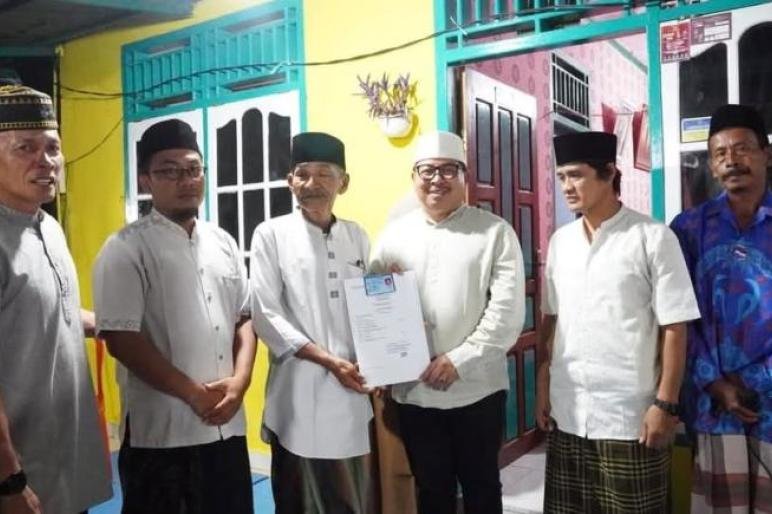 Akta Kematian Dukcapil Pj Wali Kota Bengkulu, Arif Gunadi menyerahkan akta kematian, KK dan KTP kepada salah satu keluarga berduka pada takzia malam ketiga.(Foto-Istimewa)