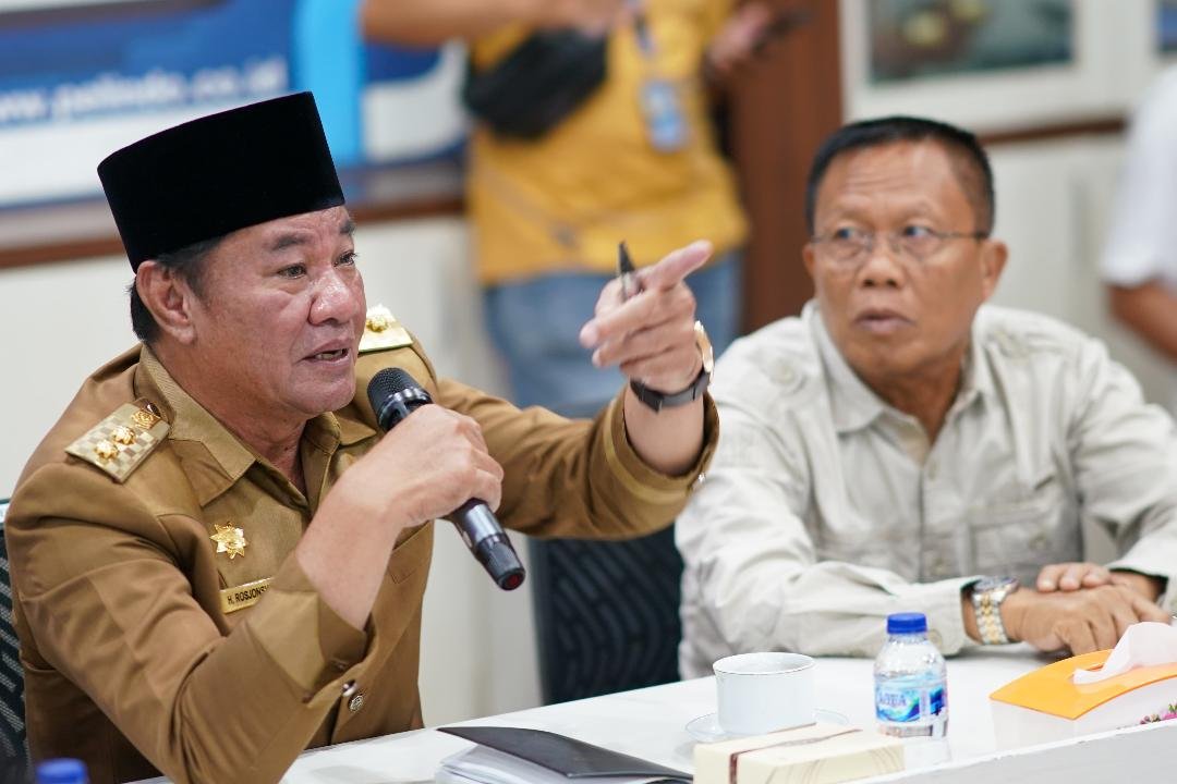 Plt Gubernur Bengkulu, Rosjonsyah dan Ketua DPRD Provinsi Bengkulu, Sumardi pimpin rapat kordinasi terkait pendangkalan pelabuhan Pulau Baai, di kantor PT Pelindo II Bengkulu, Selasa 7 Desember 2024.(Foto-Humas Pemprov Bengkulu)